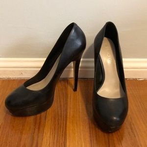 Black pumps